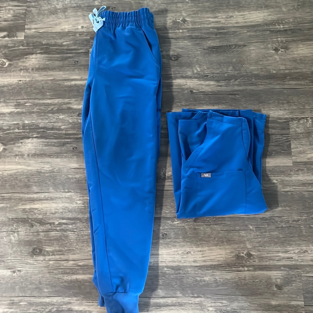 Size small PETITE figs jogger set